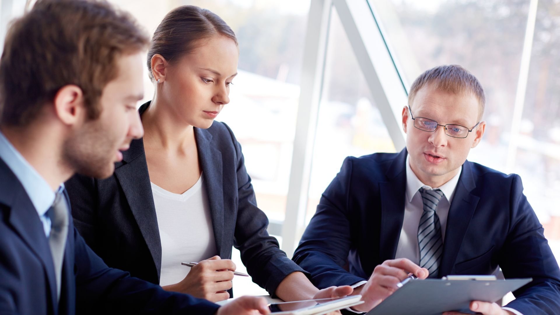 Business professionals in a meeting discussing employer of record services in Dubai and the UAE.